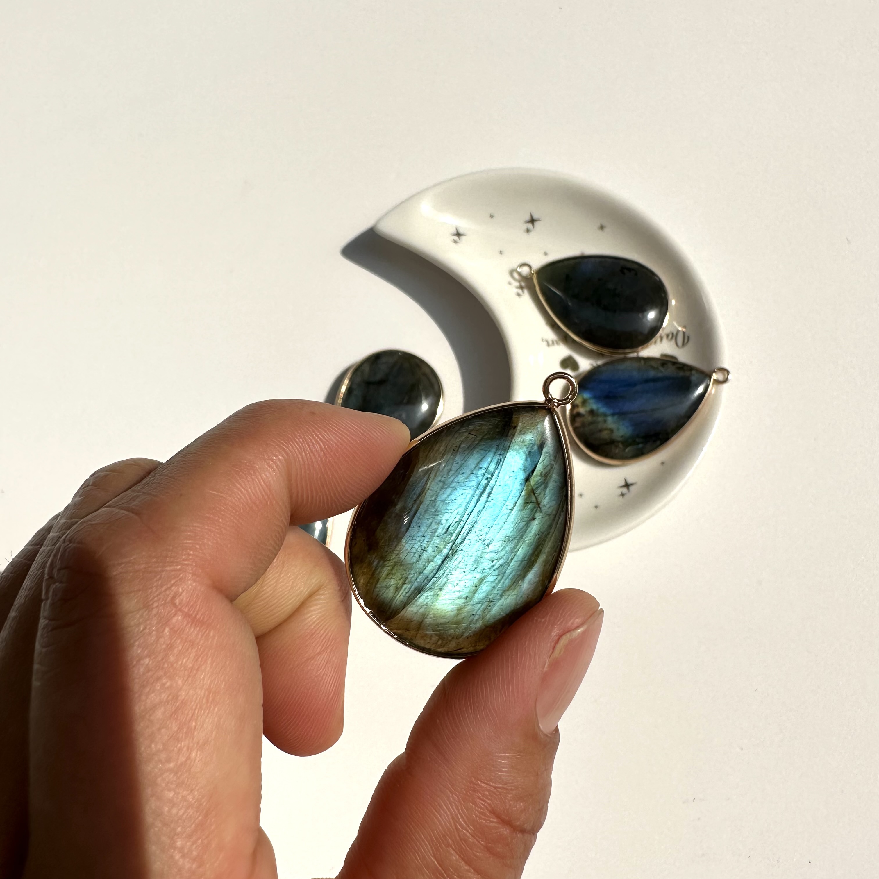 Wholesale Price Spiritual Natural Crystal Healing Stones Natural Rock Crystal Energy Labradorite Teardrop Pendant Jewelry 